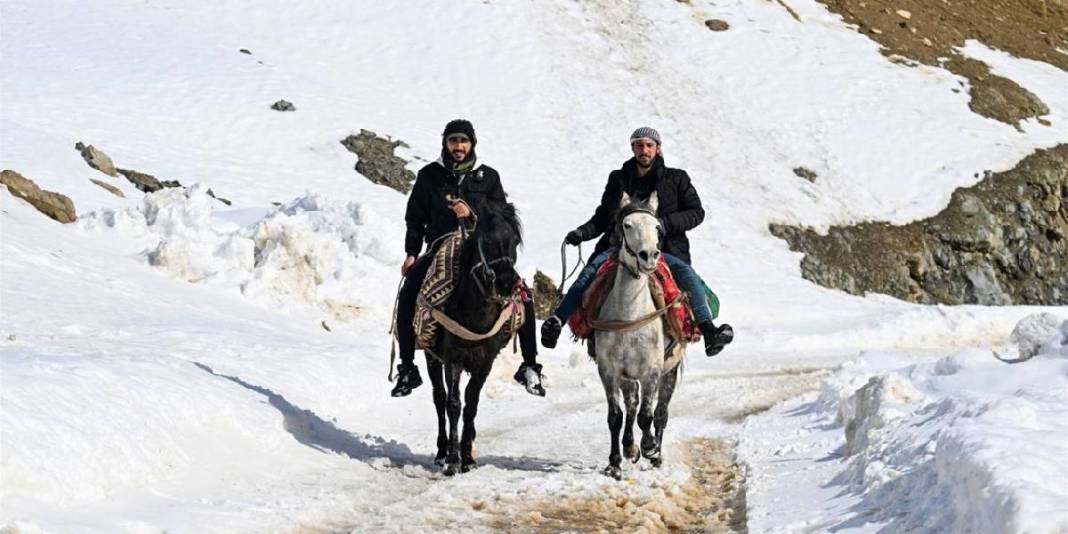 Zorlu kışın etkisi bitmiyor: ‘Kar koridoru’nu aşarak ulaşım sağlıyorlar! 4